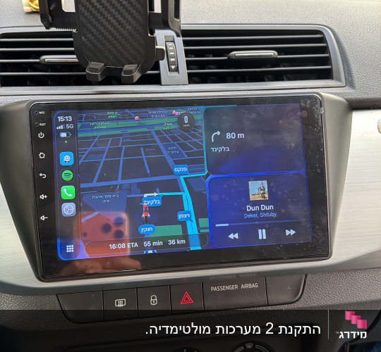 מערכת ניווט ברכב עם מסך מגע ותצוגת מפה